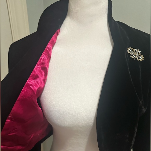 Bolero jacket. Black velvet, decorative buttons on sleeve, stand collar. Sz M. - Picture 4 of 9